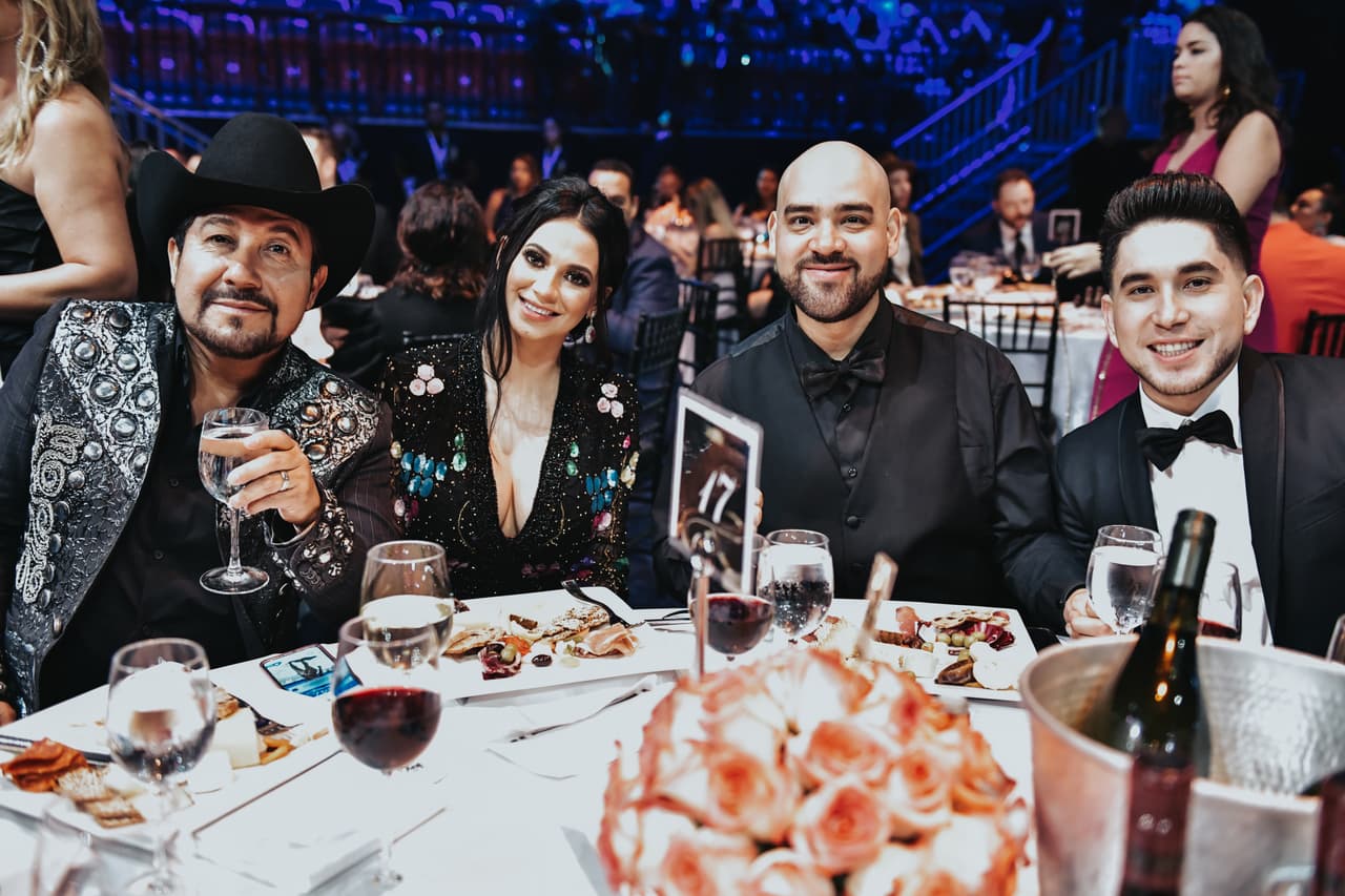 ¡Salud! No les fue nada mal a los locutores en la cena de
<b>Premio Lo Nuestro</b>.