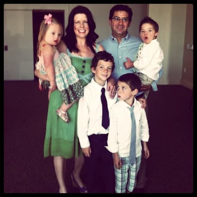 Este mes la pequeña Sofía, vista aquí junto a sus padres y hermanos, protagonizó un video que se ha vuelto viral en las redes sociales.