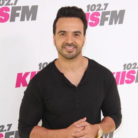 "Sí, pero no de casado", aclaró inmediatamente el intérprete de ‘Despacito’. Además, dejó claro que lo había hecho muchos años atrás: "Cuando era
<b> joven uno comete errores bobos en la vida</b>".
<br>