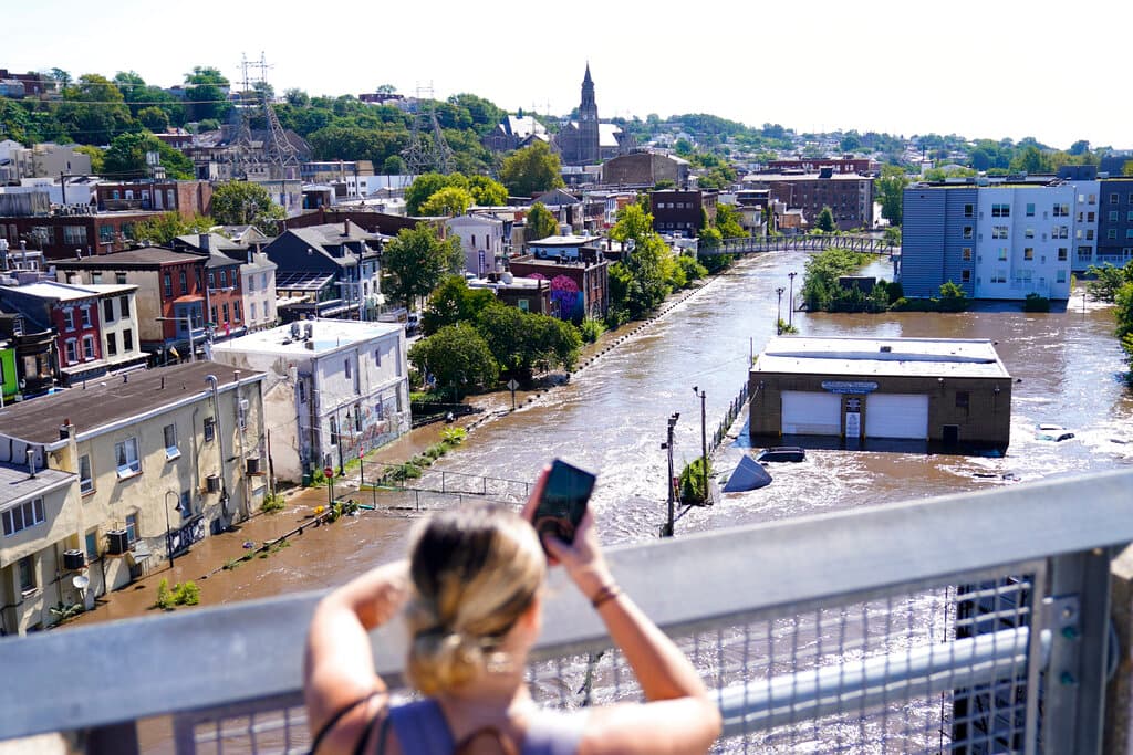 En otra zona de Philadelphia el agua arrasó extensas zonas urbanas. En esta ciudad 
<b>más de 100 personas han sido rescatadas de sus hogares que se vieron inundados</b>.