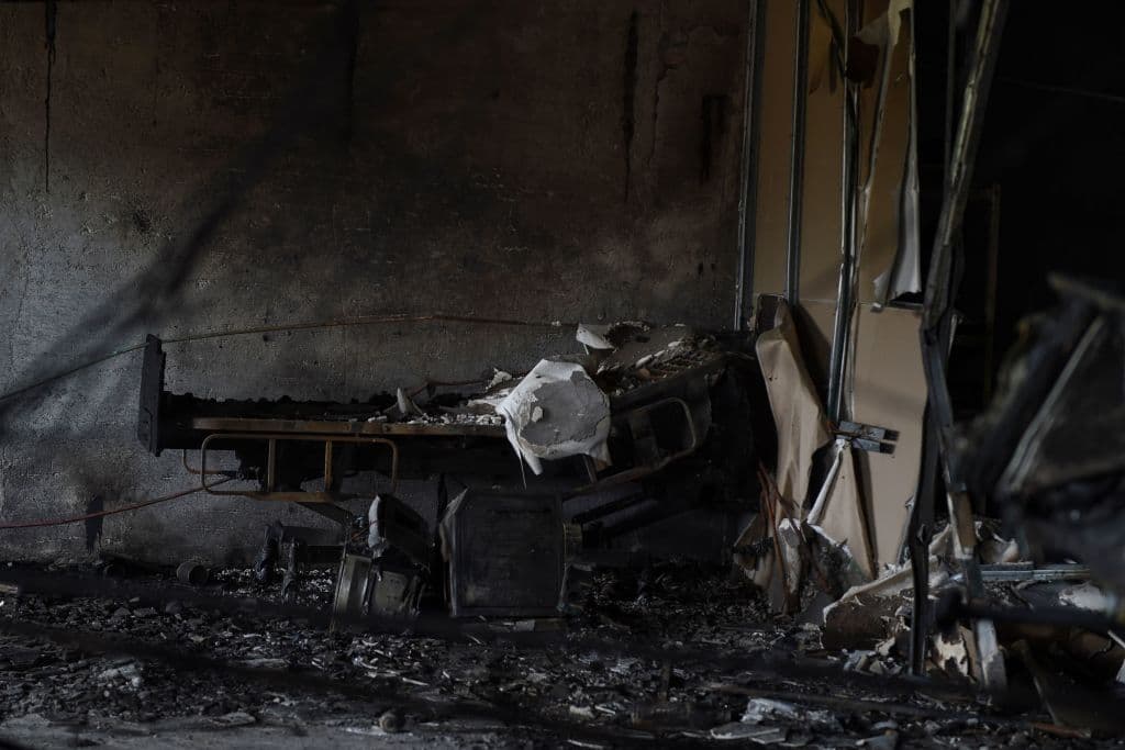De los fallecidos, 16 eran pacientes y dos eran enfermeras, reportó la agencia AFP. En la imagen, una camilla calcinada entre escombros y otros restos del incendio.