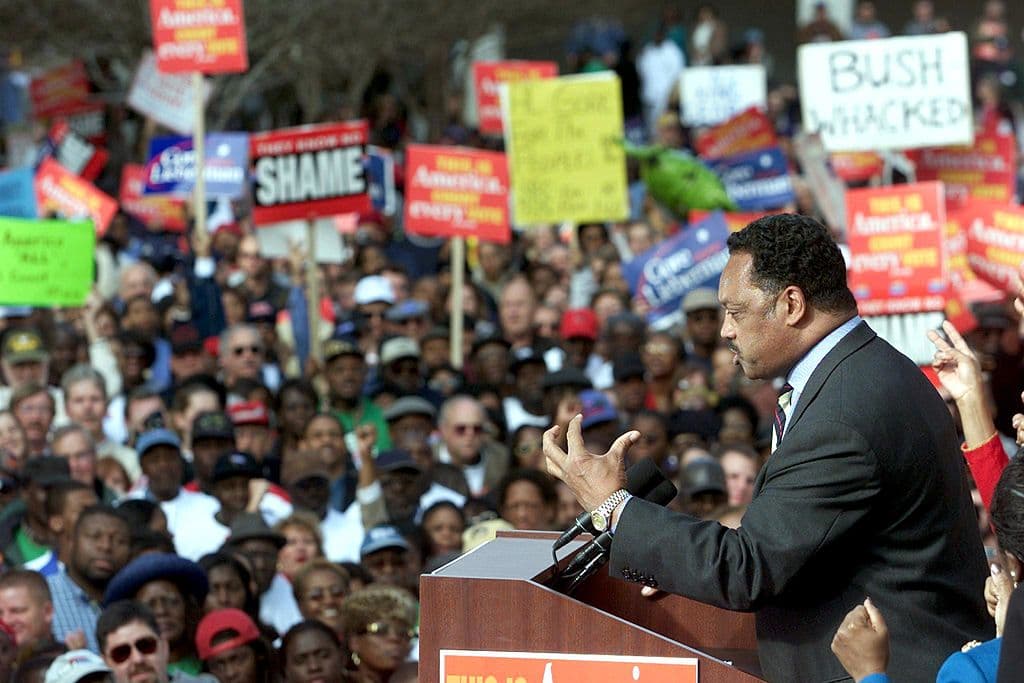 El líder de los derechos civiles, el Rev. Jesse Jackson, se dirige a la manifestación el 6 de diciembre de 2000, en el Capitolio del Estado en Tallahassee, Florida, para pedir un recuento de los votos de la impugnada elección presidencial de Florida del 07 de noviembre.