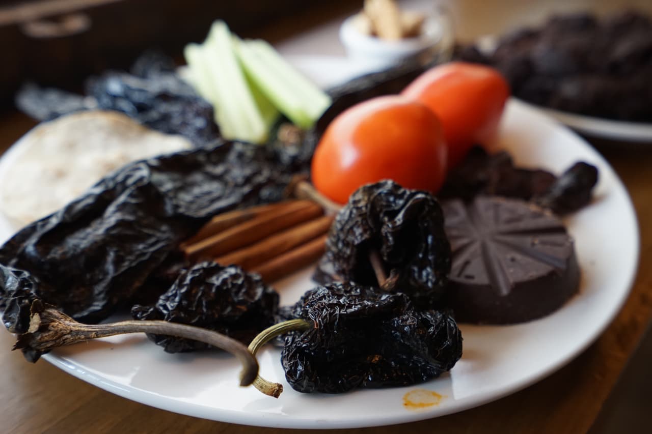 Los chiles secos para el mole poblano.