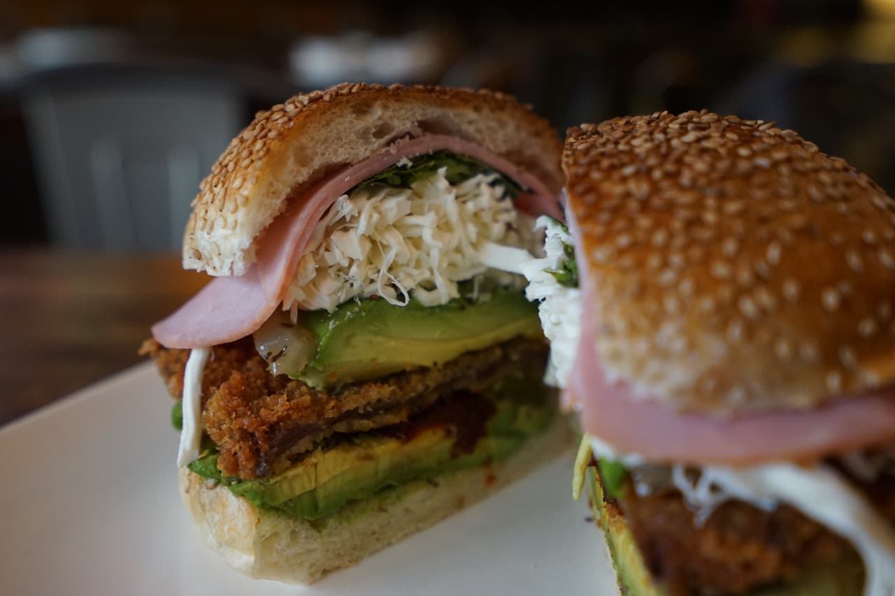 La cemita poblana hecha con chipotle que se cocina por 8 horas.