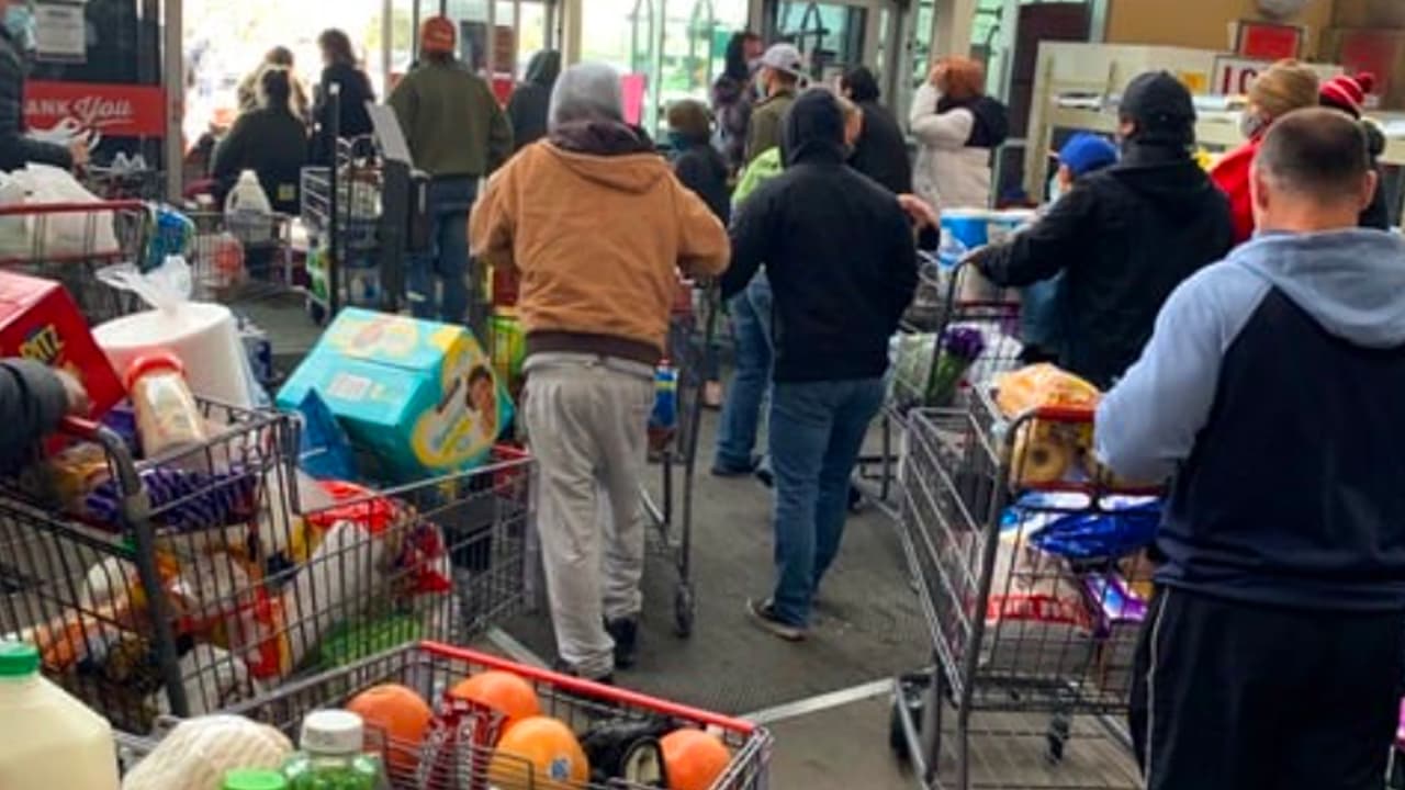 Una tienda H-E-B permitió que los clientes se fueran con alimentos gratis durante la tormenta invernal
