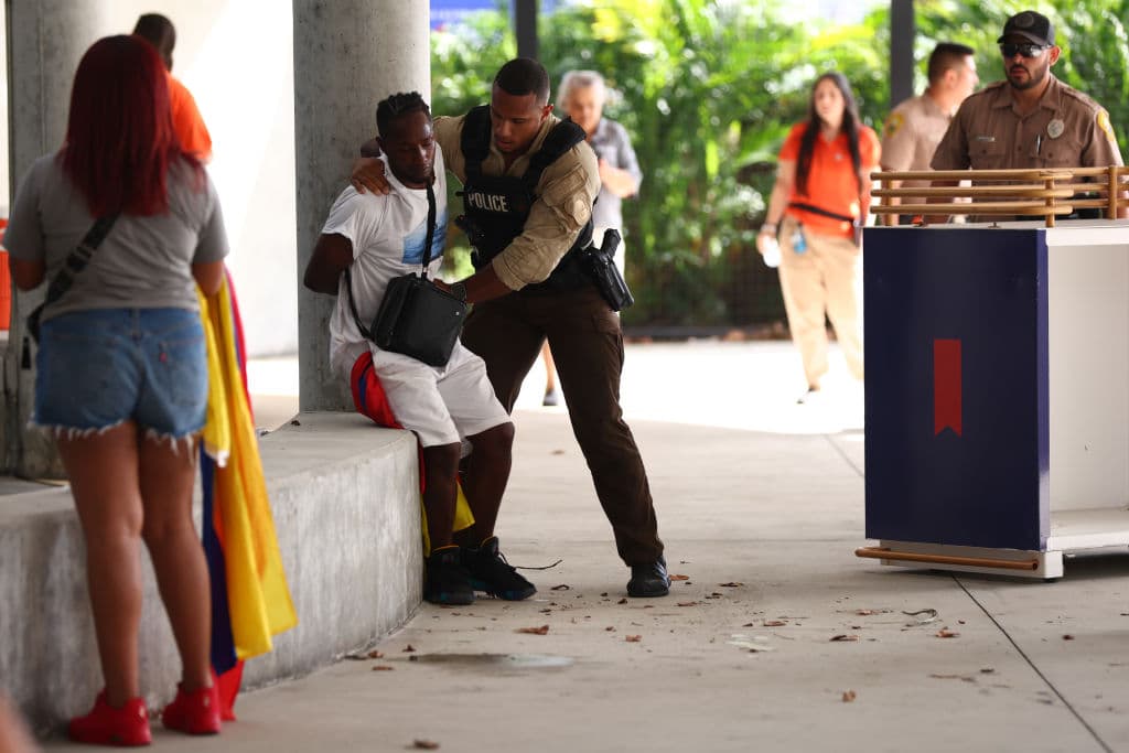 Hubo fanáticos que 
<b><a href="https://www.univision.com/local/miami-wltv/como-estara-el-tiempo-en-miami-este-domingo-para-el-final-de-la-copa-america-video" target="_blank">no soportaron el calor</a> y la tensión</b>, que recibieron el auxilio de oficiales policíacos a las afueras del estadio, que este domingo esperaba unas 
<b>65,000 personas</b>.