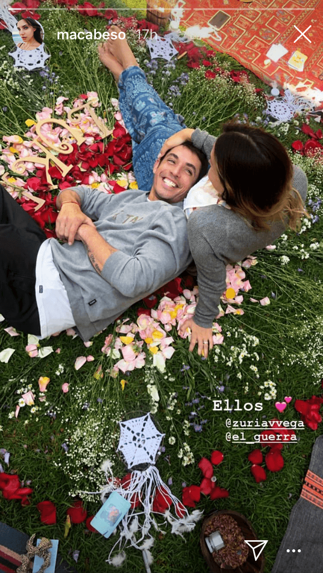 Algunas invitadas a dicha ceremonia, como la actriz Macarena Achaga, compartieron en sus redes sociales imágenes del evento.