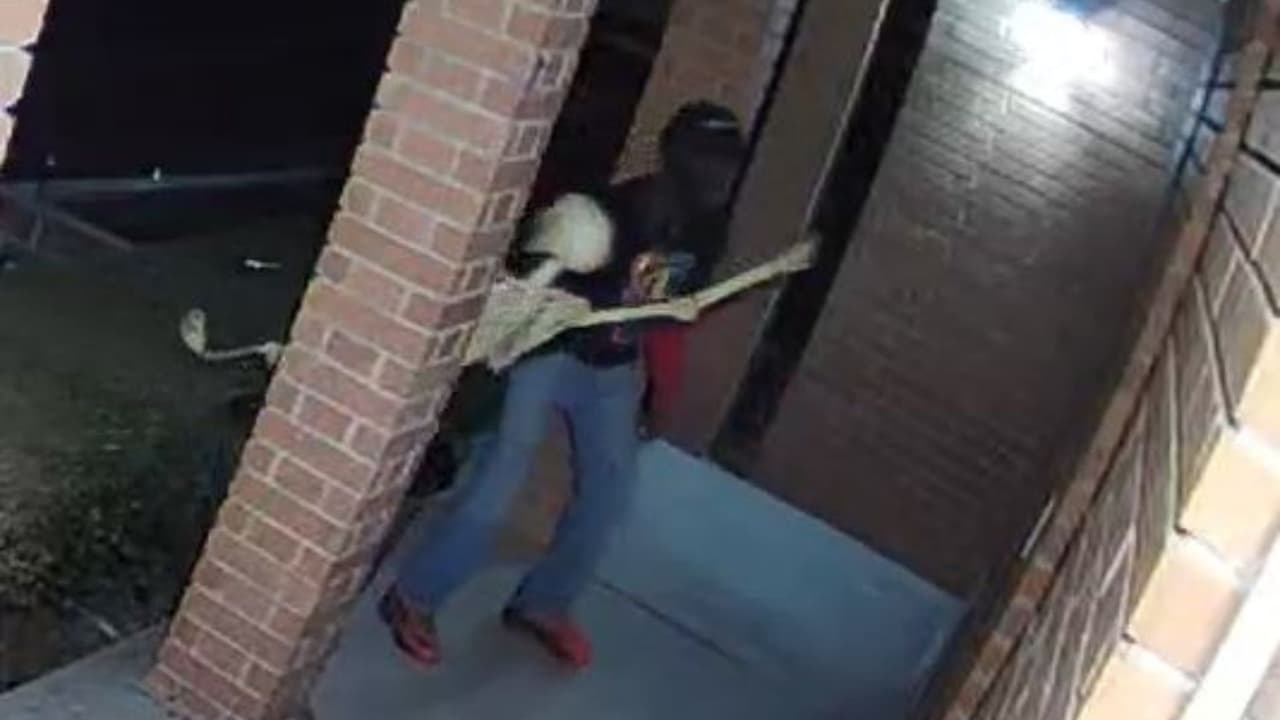 En una serie de robos de decoración de Halloween en varias residencias de Pittsburg, la policía está buscando a un individuo sospechoso.