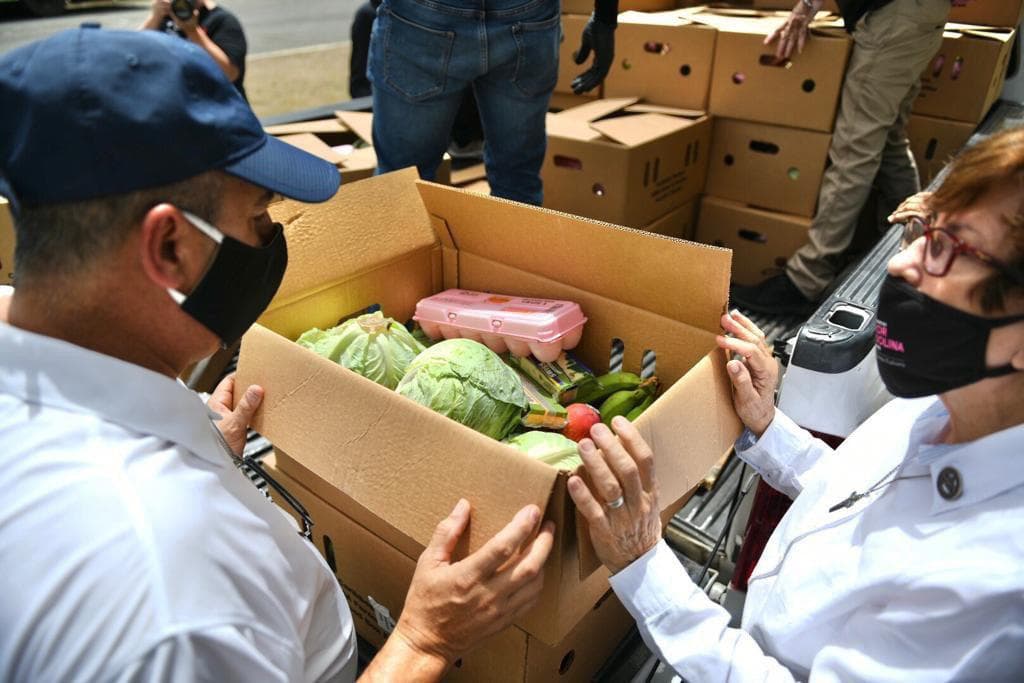 La visita se realizó en el Centro Sor Isolina Ferré, donde decenas de voluntarios realizaban la entrega que maneja la empresa puertorriqueña Caribbean Produce Exchange, ganadora del grant más cuantioso otorgado por el Departamento de Agricultura de Estados Unidos.