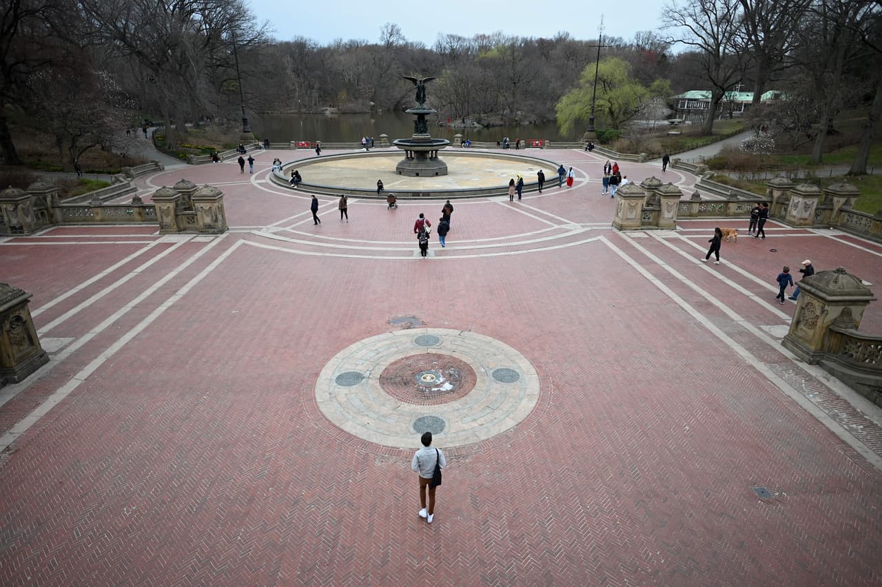 A pesar del buen clima en Nueva York este fin de semana, son contadas las personas que pueden verse en caminando por el Central Park de Manhattan.
