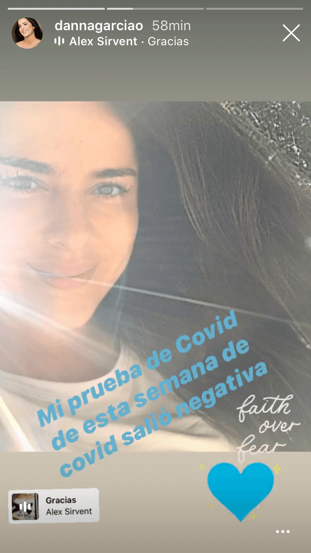 "Mi prueba de covid de esta semana
<b> <a href="https://www.univision.com/shows/el-gordo-y-la-flaca/falta-de-anticuerpos-probable-razon-por-la-que-danna-garcia-dio-positivo-por-segunda-vez-al-covid-19-video" target="_blank">salió negativa</a></b>", informó. 
<br>