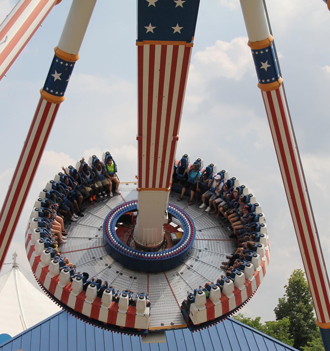 La Ley de Privacidad de la Información Biométrica de Illinois, que se aprobó en 2008, se encuentra entre las más estrictas de los EEUU y requiere que las empresas obtengan permiso antes de usar tecnologías como el reconocimiento facial y el escaneo de huellas digitales para identificar a los clientes.