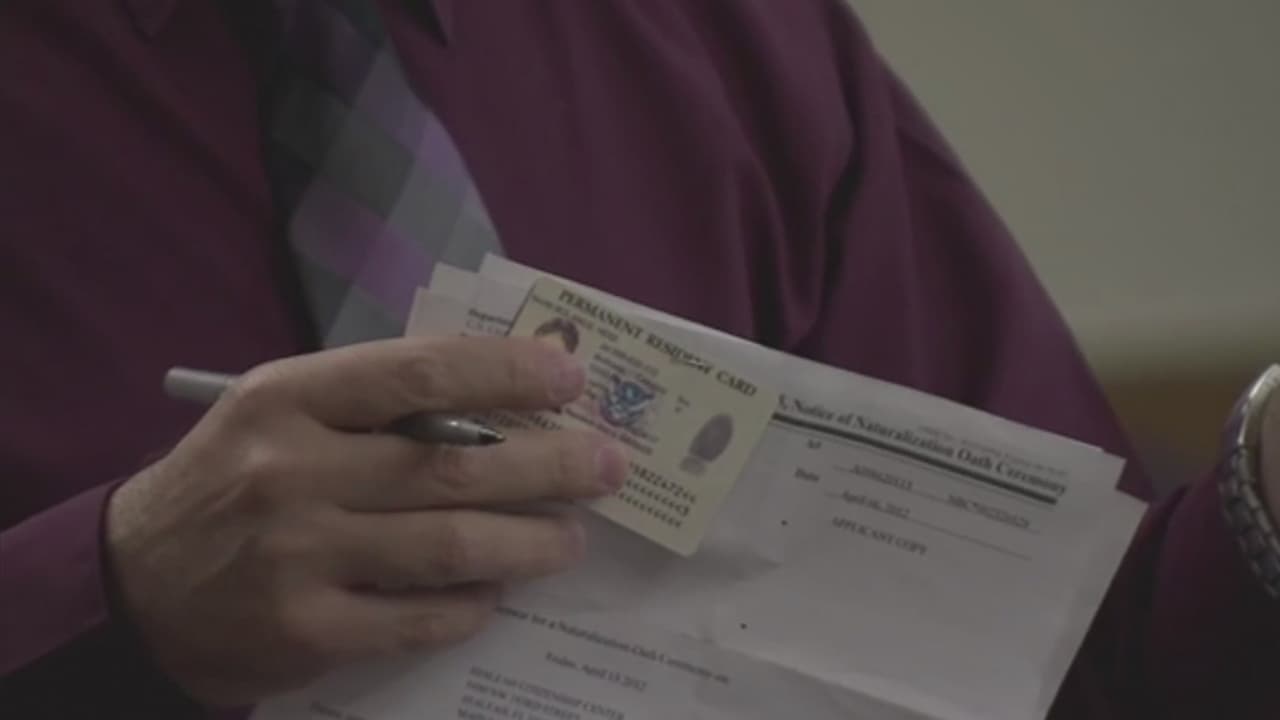 Estafadores se aprovechan de la desesperación de personas indocumentadas, alerta LAPD