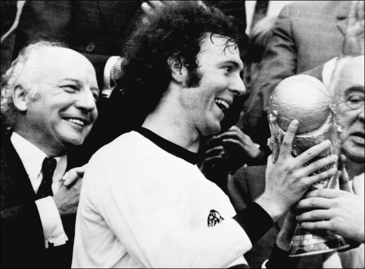 Franz Beckembauer recibió por primer vez el nuevo trofeo de la Copa Mundial. Alemania, campeón en el torneo en su casa en 1974, estrenó el galardón.