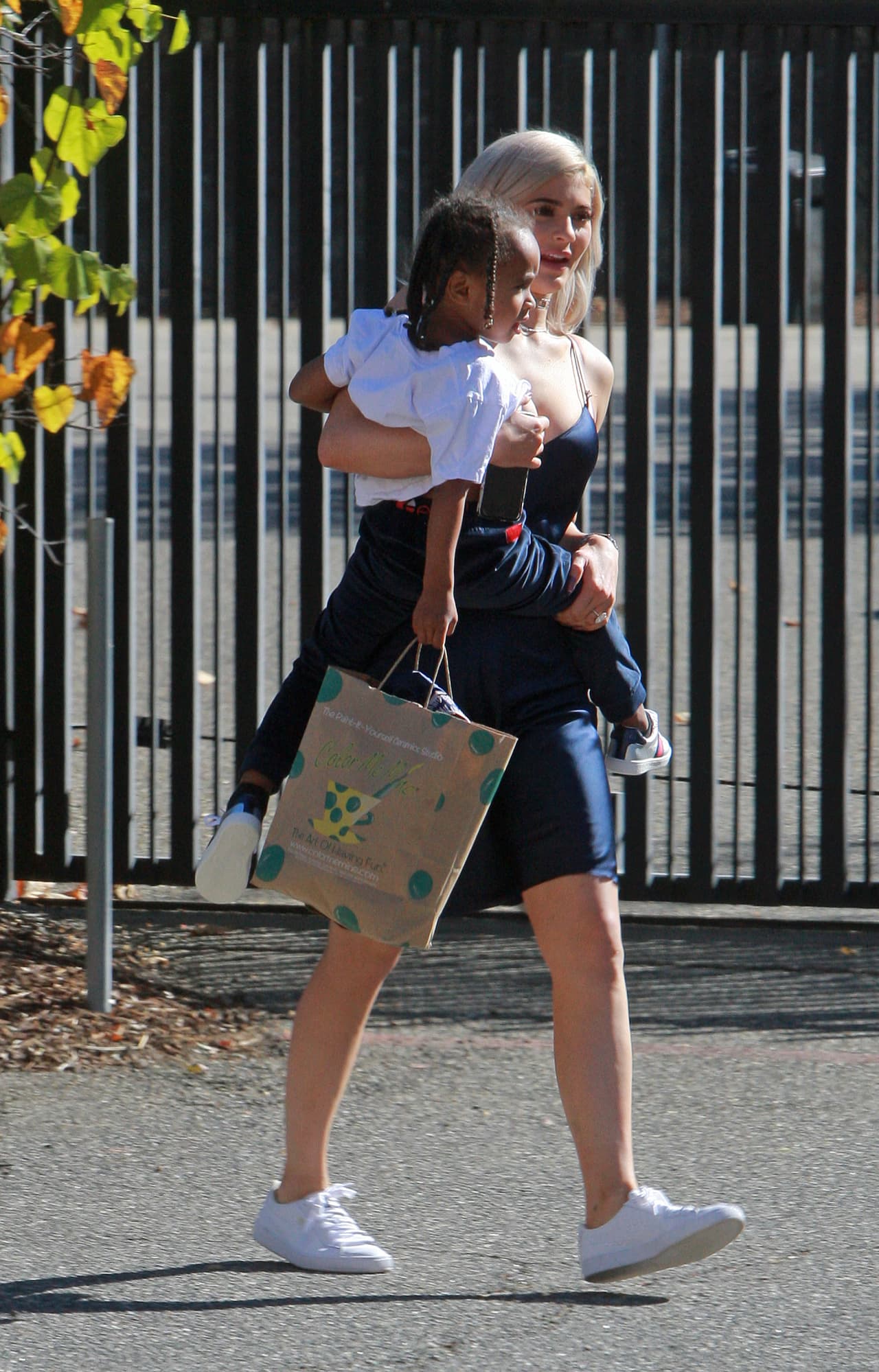 Muy feliz y atenta, con el chico.