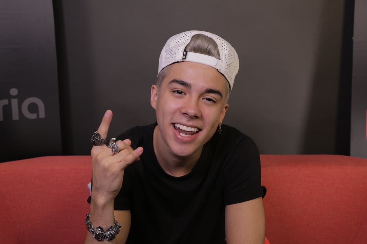 Así se divierte Mario Bautista durante sus entrevistas.