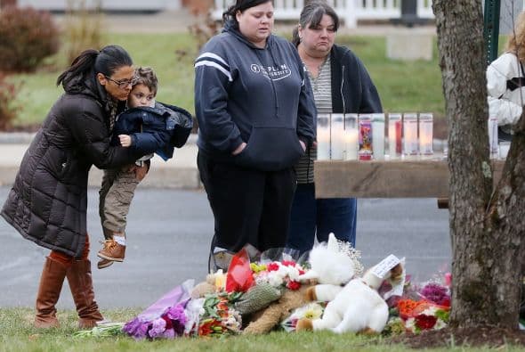 Vance explicó que los policías y miembros de los servicios de emergencia que llegaron a la escuela "entraron por varios puntos" en el centro.
