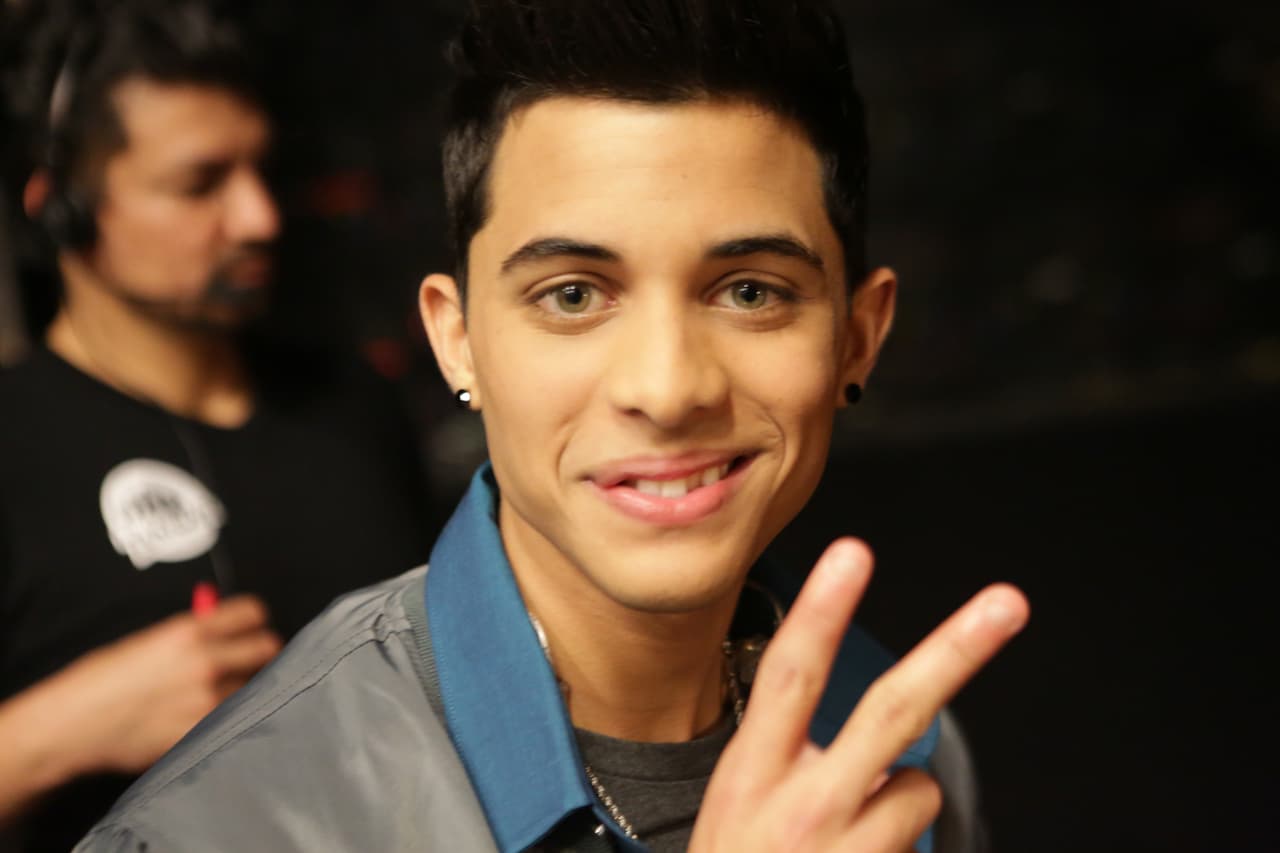 Te llevamos en exclusiva detrás del primer show de La Banda LIVE. We take you behind the scenes.