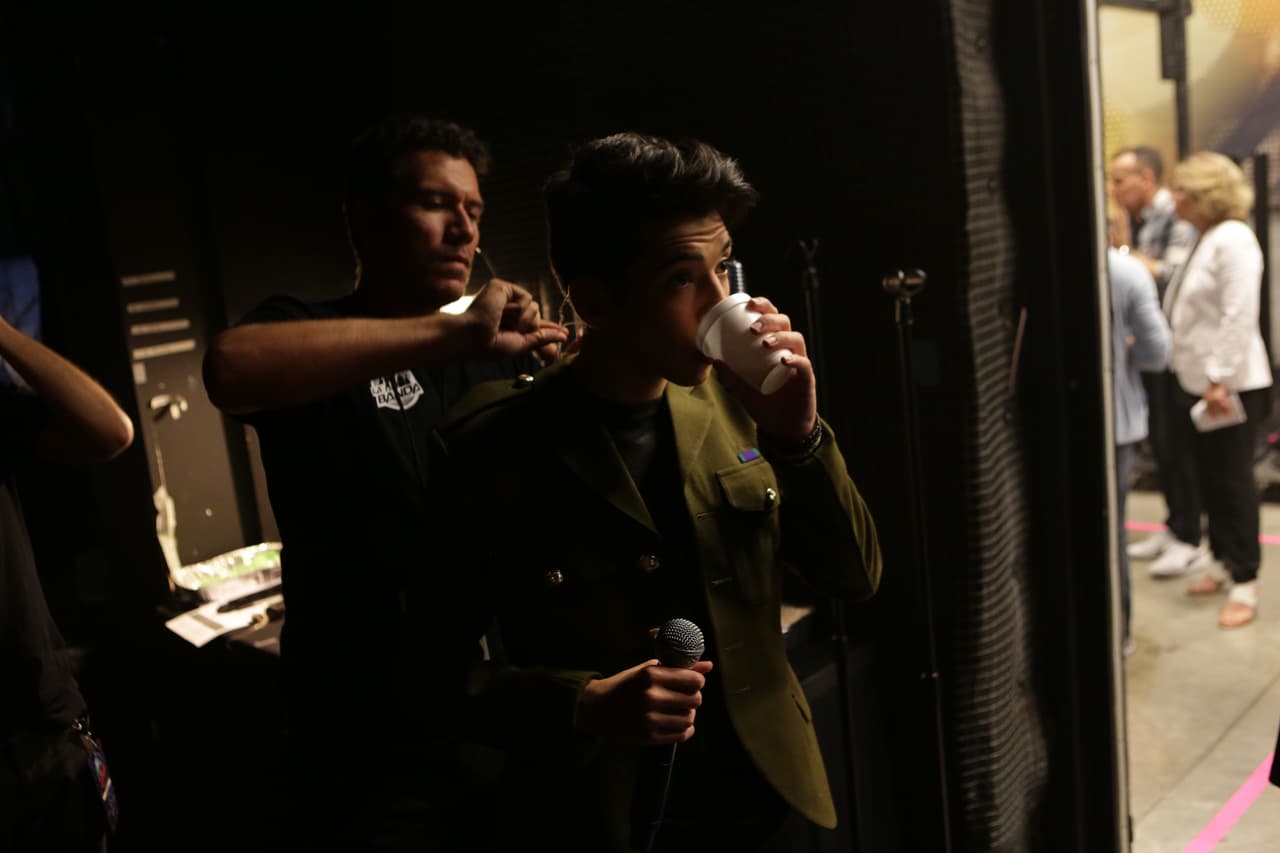 Te llevamos en exclusiva detrás del primer show de La Banda LIVE. We take you behind the scenes.