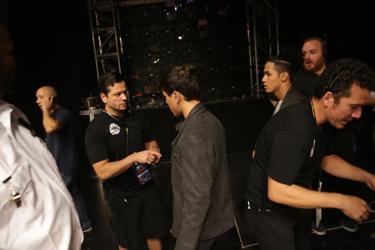 Te llevamos en exclusiva detrás del primer show de La Banda LIVE. We take you behind the scenes.