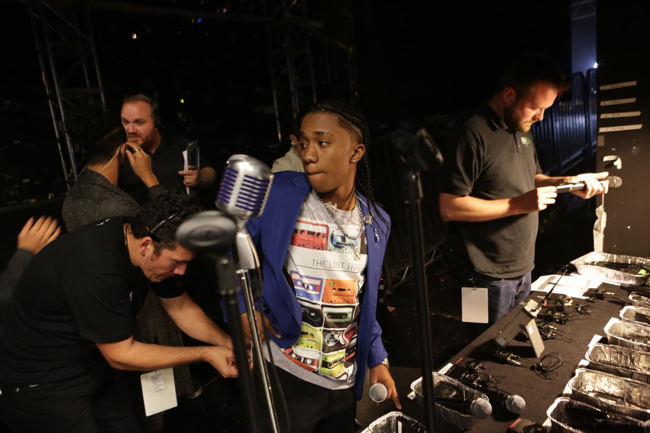 Te llevamos en exclusiva detrás del primer show de La Banda LIVE. We take you behind the scenes.