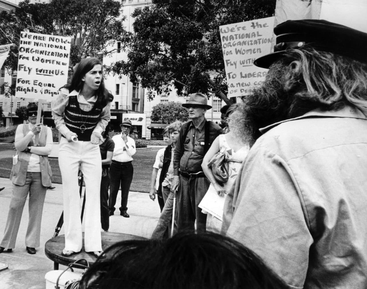Una mujer habla en Pershing Square de Los Ángeles con motivo del 52 aniversario de la aprobación de la enmienda 19.