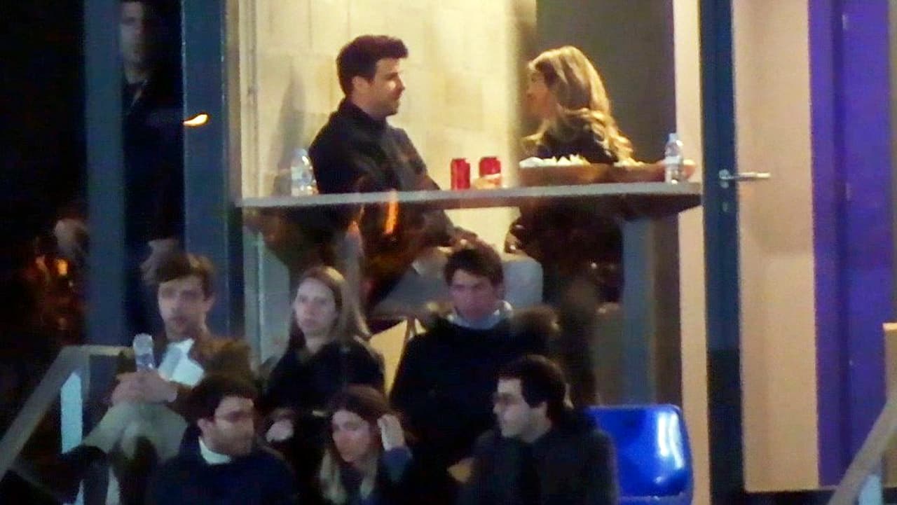 Según la crónica, ella "
<b>no cesa en sus intentos de explotárselo</b>, ¡hasta le hace una foto para que él lo aprecie mejor!".
<br>