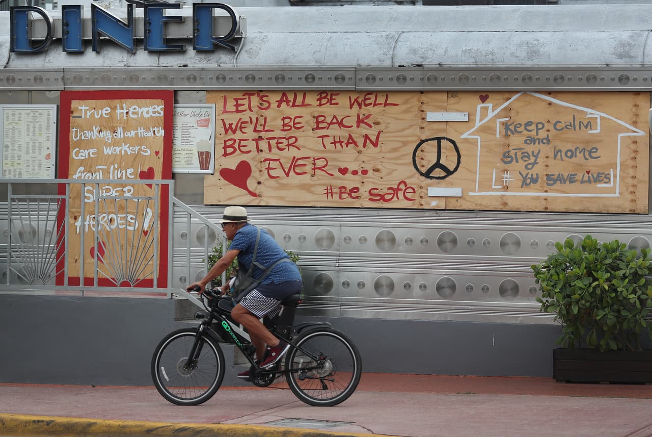 “Tenemos 40 años en el mercado y nunca habíamos visto algo así. Las ventas se incrementaron de una forma que no nos imaginamos”, dijo Paloma Posada Duque, de Cycle World, una tienda del sur de Florida.
<br>