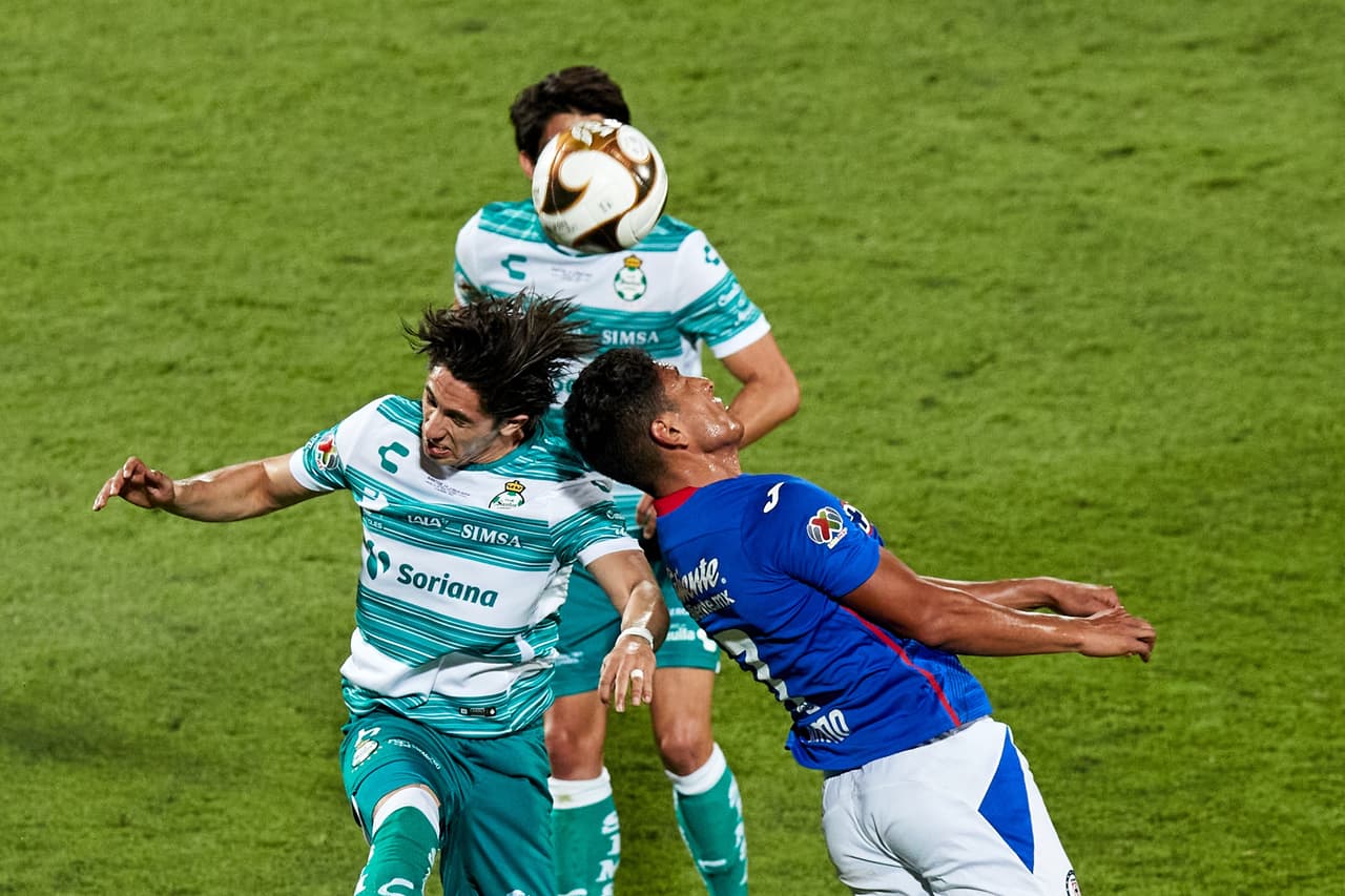 Luis Romo se encarga de darle la ventaja a Cruz Azul luego de vencer 0-1 a Santos en el Estadio Corona.