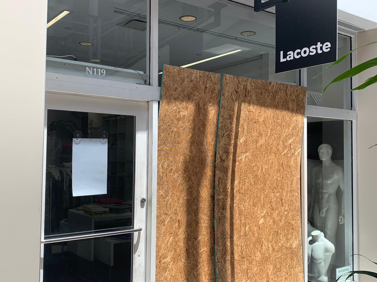 Al menos 5 tiendas fueron saqueadas durante las protestas del sábado en la noche.