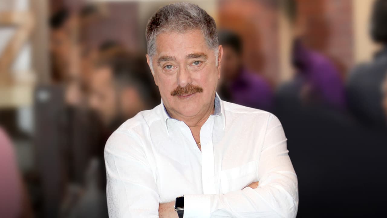 La noche del domingo 12 de julio se confirmó la 
<b><a href="https://www.univision.com/famosos/muere-el-actor-mexicano-raymundo-capetillo-a-los-76-anos-tras-reportarse-con-coronavirus" target="_blank">muerte del actor Raymundo Capetillo</a></b>, quien estaba internado en la Ciudad de México desde una semana antes por coronavirus. La estrella de telenovelas murió sin la compañía de sus familiares debido a las restricciones sanitarias. 
<br>
<br>