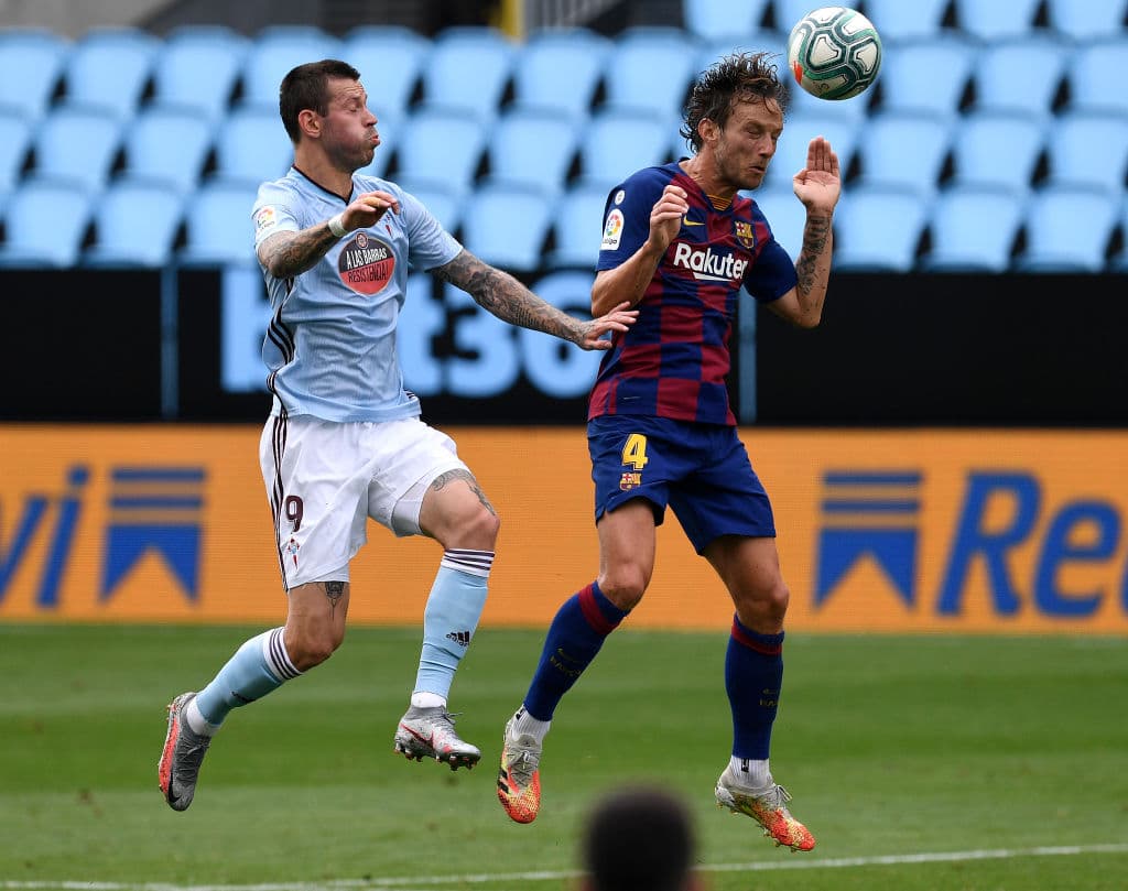 Ivan Rakitić gana fácilemte el balón y decide descargar con Piqué para acomodarse y comenzar a armar el atque desde atrás.