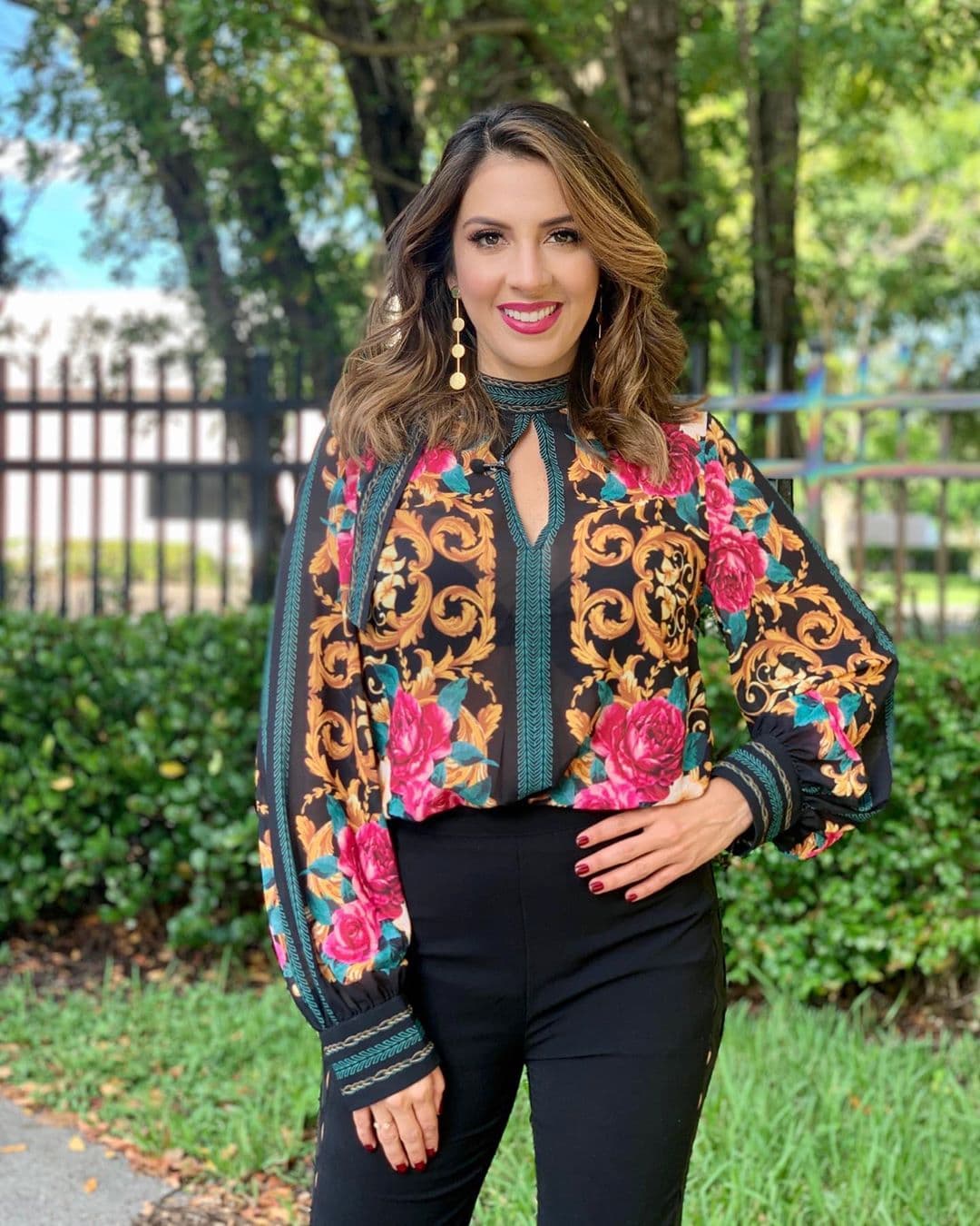 El estampado barroco sigue en pie y Maity nos muestra esta alternativa en la que resalta la blusa. Con tan solo unos 'leggins' negros y botas y estarás lista para la cena especial.