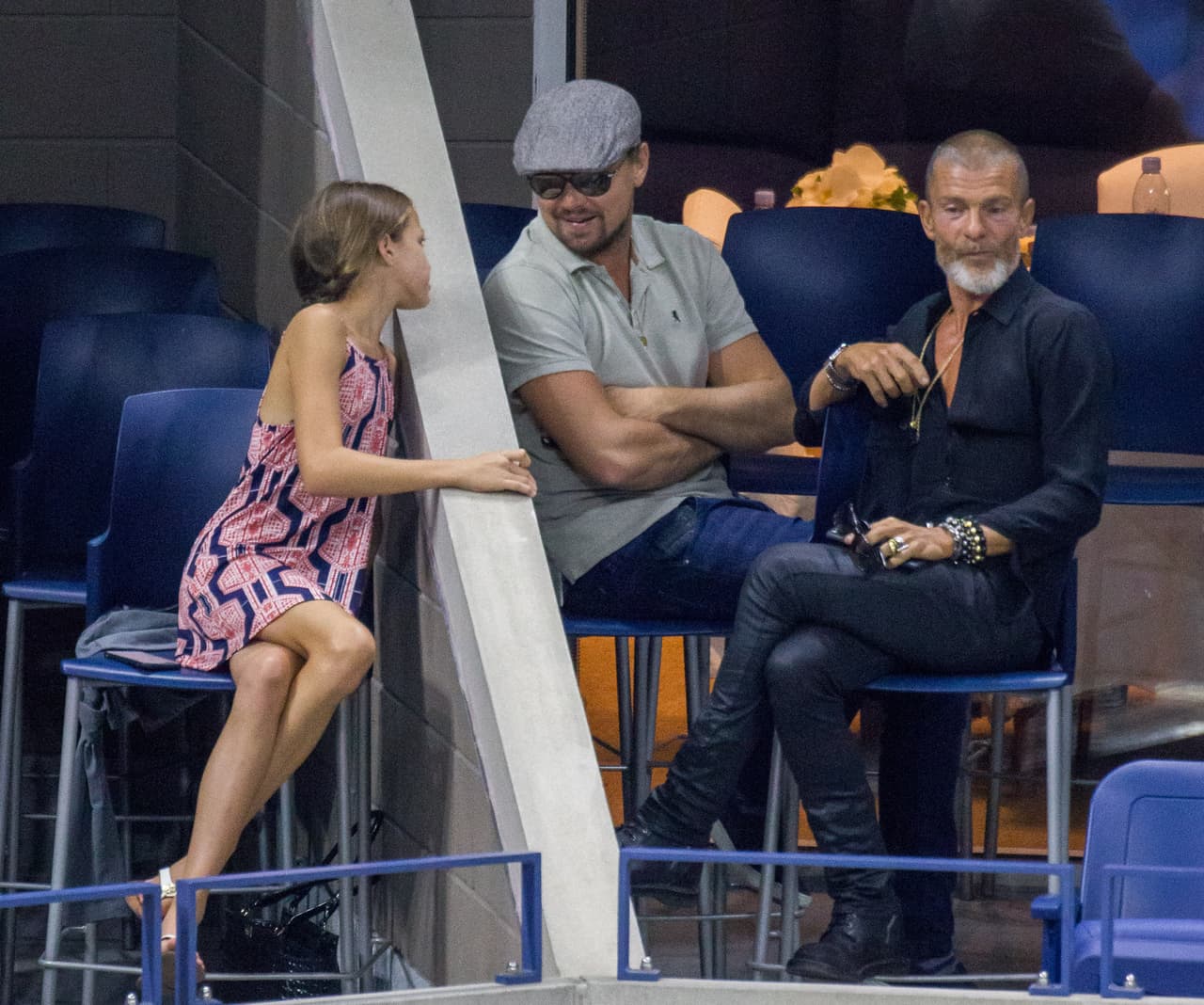 La fan estaba tan emocionada que quería brincar a su palco.