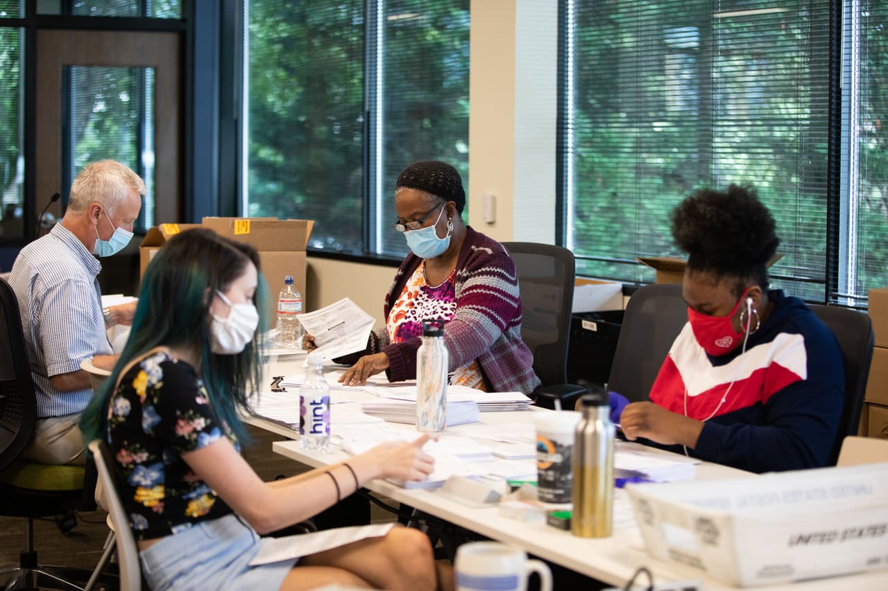 En 2016, sólo una cuarta parte del electorado emitió voto por correo. Esta vez, los funcionarios electorales esperan que la mayoría de los votantes lo haga.