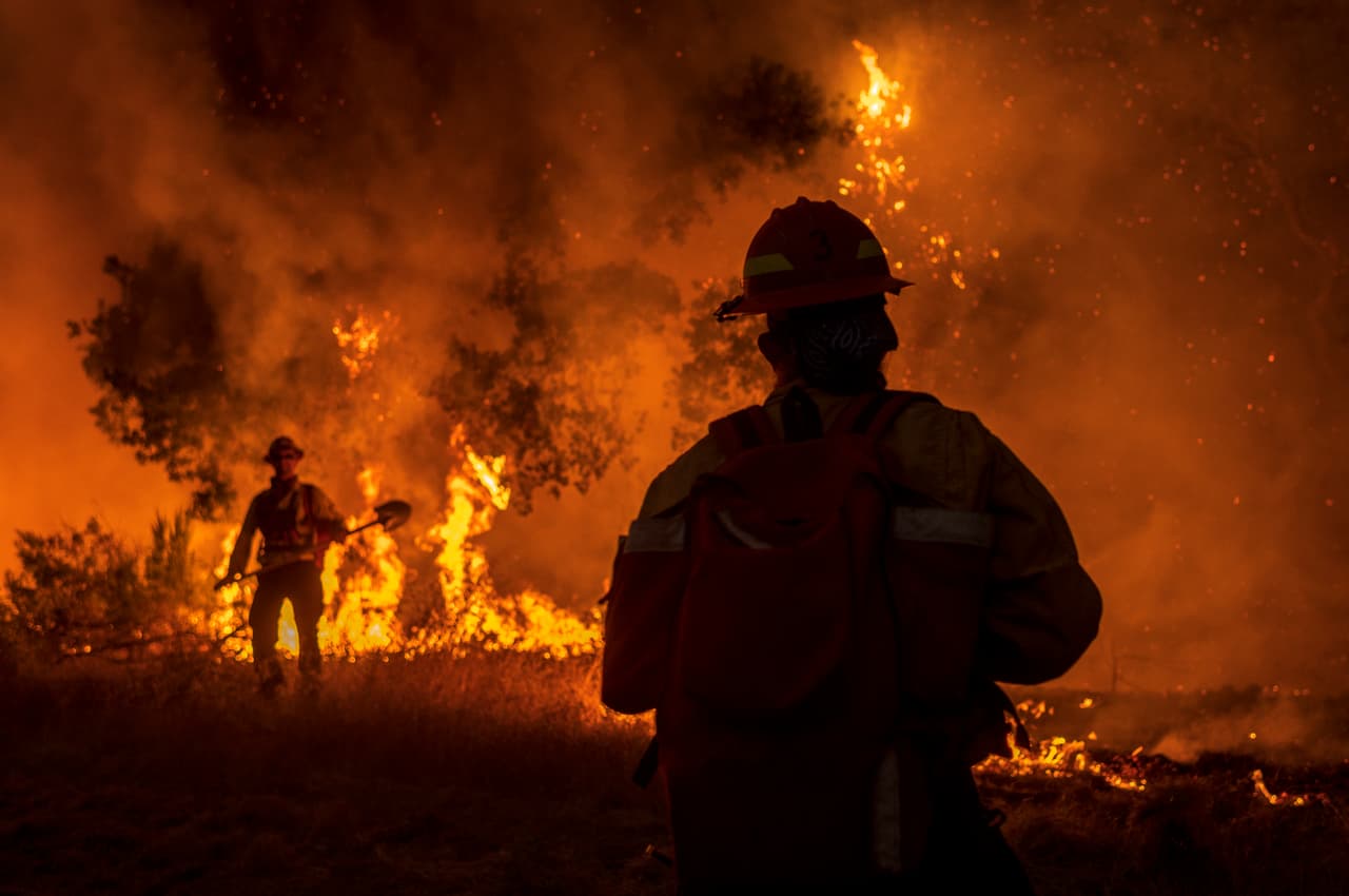 En la zona sur del condado de San Mateo, los cinco incendios que conforman el CZU August Lightning se acercan peligrosamente a 6,000 viviendas y negocios, por lo que las autoridades ordenaron la evacuación inmediata de unas 22,000 personas.