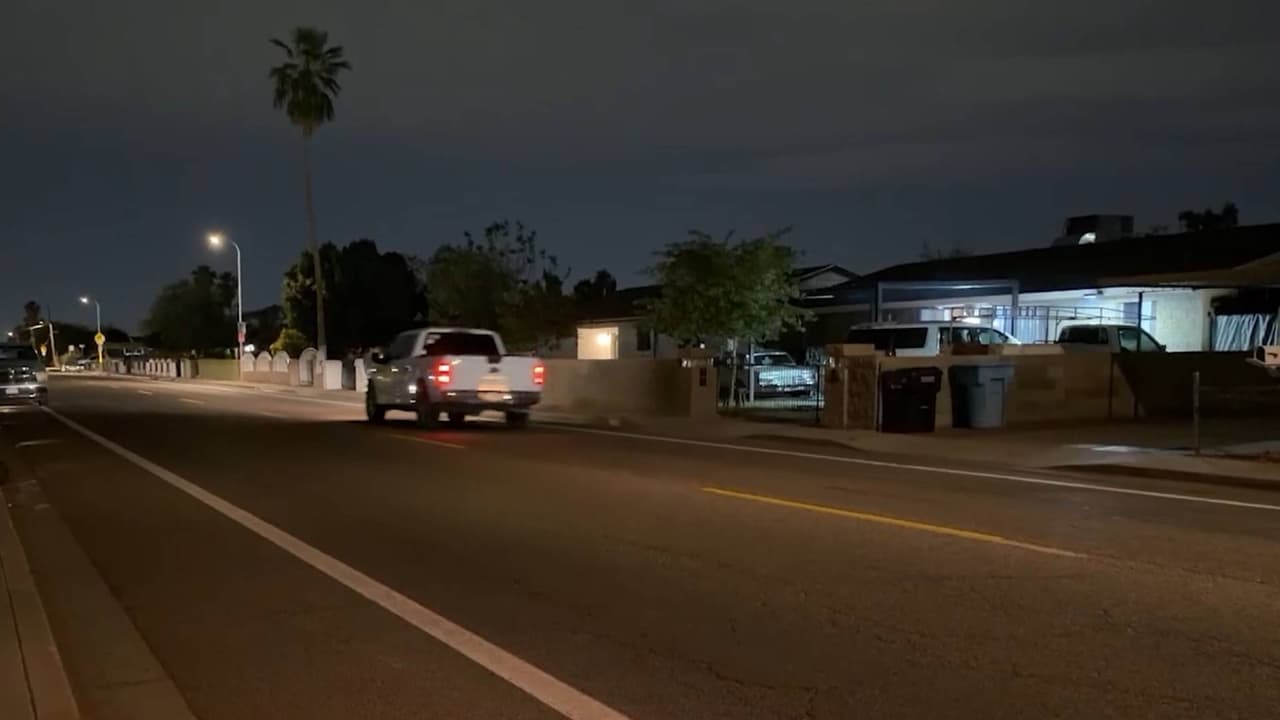 Baleado en la oscuridad de la noche por un desconocido al que había sorprendido revisando su auto