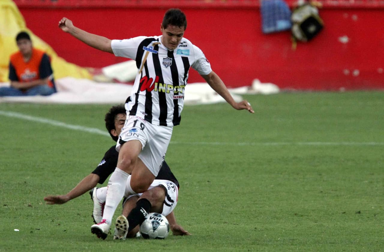 Lampros Kontogiannis, el mexicano con ascendencia griega debutó con América, pero nunca logró tener la oportunidad de ser titular con los emplumados y en otros equipos en México. En el 2014 llegaría a la Liga Peruana donde encontró su sitio, primero con el Melgar y actualmente con el Defensor La Bocana.