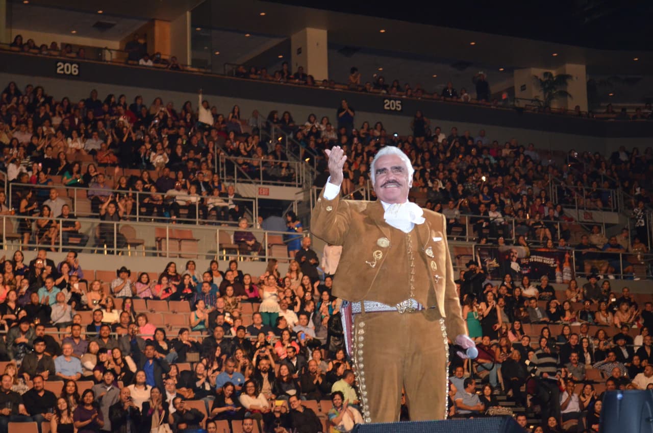 El charro, quien reapareció en los escenarios en noviembre pasado como parte de los 
<b><a href="https://www.univision.com/shows/latin-grammy/el-detalle-a-detalle-de-vicente-fernandez-estremeciendo-al-mundo-con-su-voz-e-inmortalizandose-junto-a-su-sangre-video">Latin GRAMMY 2019</a></b> junto a su hijo Alejandro Fernández y su nieto Alex Fernández, reconoció también que no quiso asistir a rehabilitación profesional y explicó por qué.