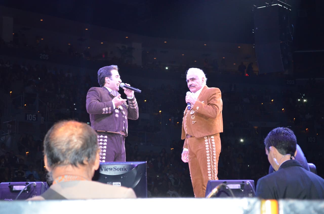 Tal como el 'Charro de Huentitán' siempre lo dijo: " Mientras ustedes no dejen de aplaudir, su Chente no deja de cantar", esta velada estará rodeada, además de varias luminarias y la compañía de sus hijos.