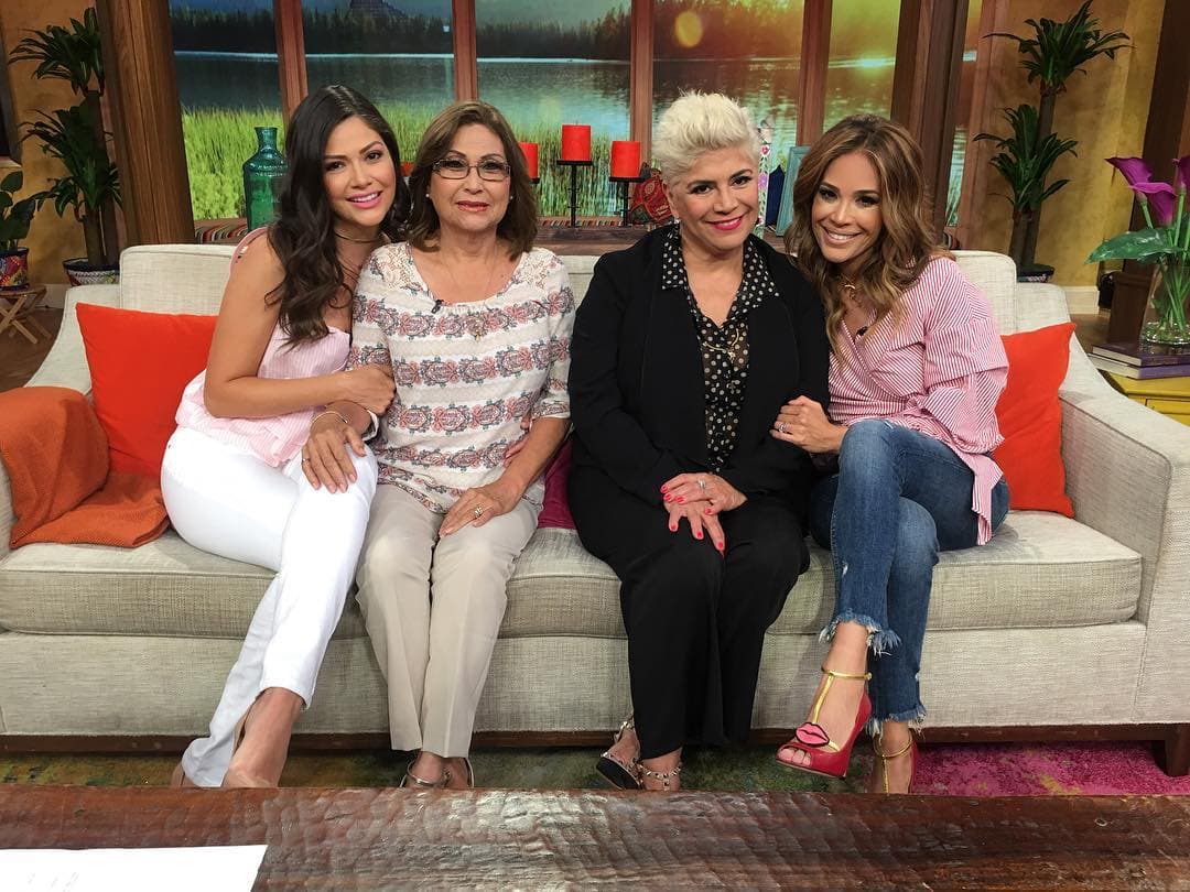 Karla y Ana en repetidas ocasiones agradecieron el cariño del público abriendo su corazón y compartiendo los momentos más significativos de sus vidas. Aquí vemos a las presentadoras junto a sus madres, Alicia Montes y María Goretti.