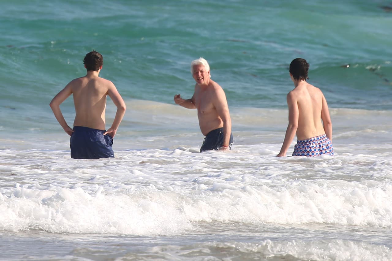 El actor animaba a su hijo a adentrarse más al mar.