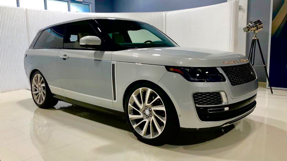 <h3 class="cms-h3-H3">La Nostálgica</h3>
<br>Land Rover no ha construido una
<b><a href="https://www.univision.com/noticias/autos-historicos/lo-que-nunca-supiste-sobre-la-primera-range-rover-fotos" target="_blank">Range Rover de dos puertas</a></b> desde los año 80. La nueva
<b><a href="https://www.univision.com/noticias/suv/la-range-rover-sv-coupe-es-una-suv-hecha-a-mano-que-reta-a-las-grandes-camionetas-de-ultra-lujo-fotos" target="_blank">Range Rover SV Coupe</a></b> le pone fin a esa carencia. Este hermosa camioneta es hecha totalmente a mano y tendrá una edición limitada a solo 999 unidades, cada una de ellas hecha de acuerdo a la especificaciones elegidas por sus compradores. Lo que si será común a todas las unidades es su motor V8 Supercargado de 5.0 litros, que también utiliza la Range Rover SVAutobiography Dynamic, capaz de producir 557 caballos de fuerza y 516 lbs-pie de torque.