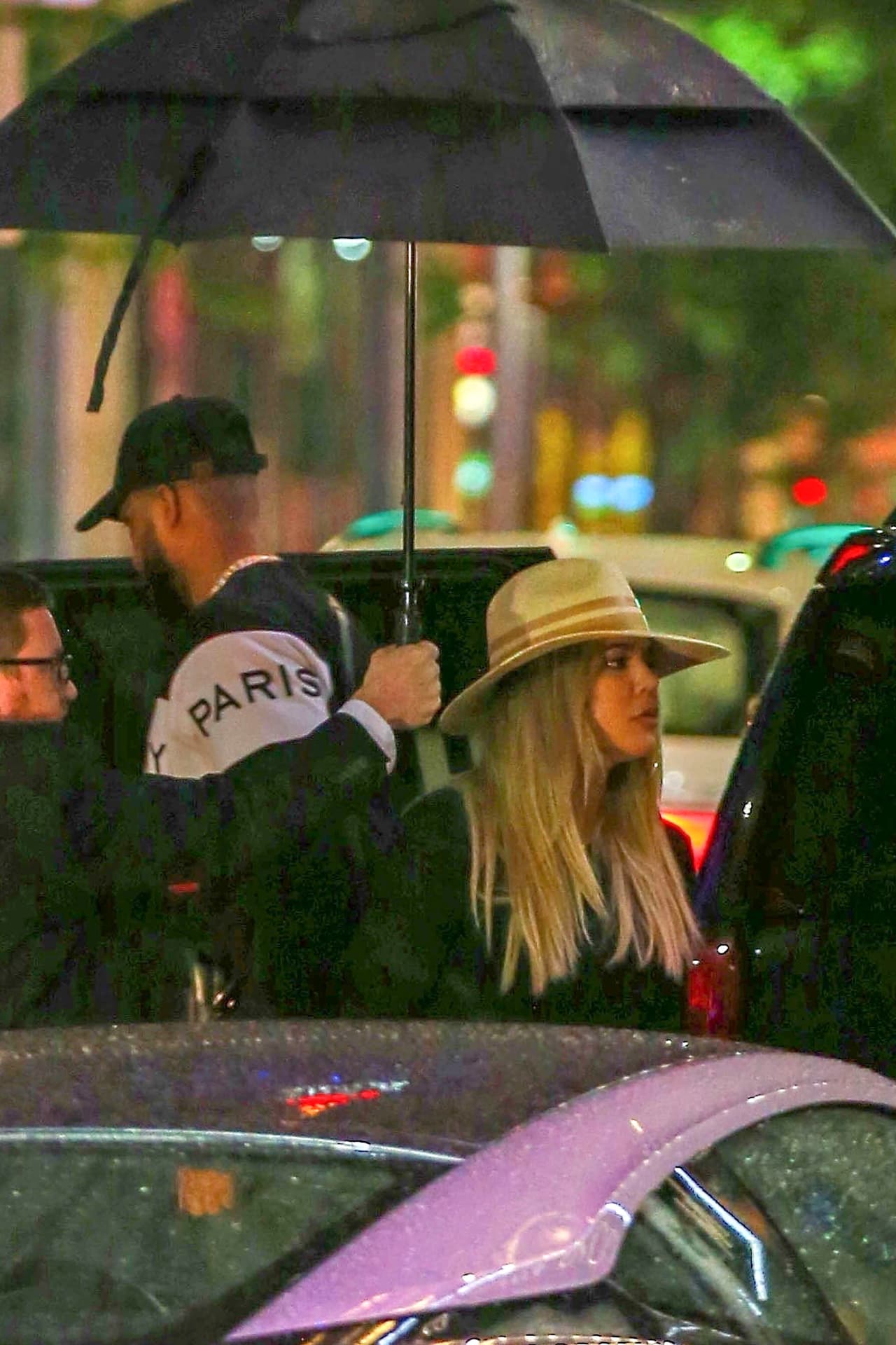 Pero del otro lado está el clan Kardashian-Jenner “pasando por un mal momento” por la decisión de la empresaria de perdonar a Thompson y quedarse en su casa en Cleveland, donde 
<b><a href="https://www.univision.com/entretenimiento/khloe-kardashian-deja-en-casa-a-baby-true-y-se-va-de-party-con-el-infiel-tristan-thompson-fotos">se han dejado ver</a></b> juntos.