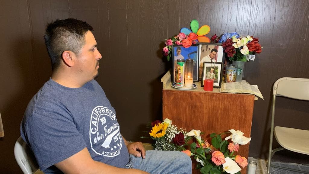 Con un pequeño altar rodeado de fotografías y flores, Ramón Méndez, 
<b><a href="https://www.univision.com/local/fresno-kftv/identifican-a-campesino-hispano-de-19-anos-que-fue-asesinado-mientras-trabajaba-video">padre de la víctima, </a></b>despide a su hijo pidiendo a las autoridades que arresten a los responsables de esta tragedia.