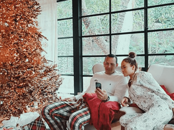 Mientras que el exbeisbolista de los Yankees de Nueva York compartió esta instántanea junto a su novia.