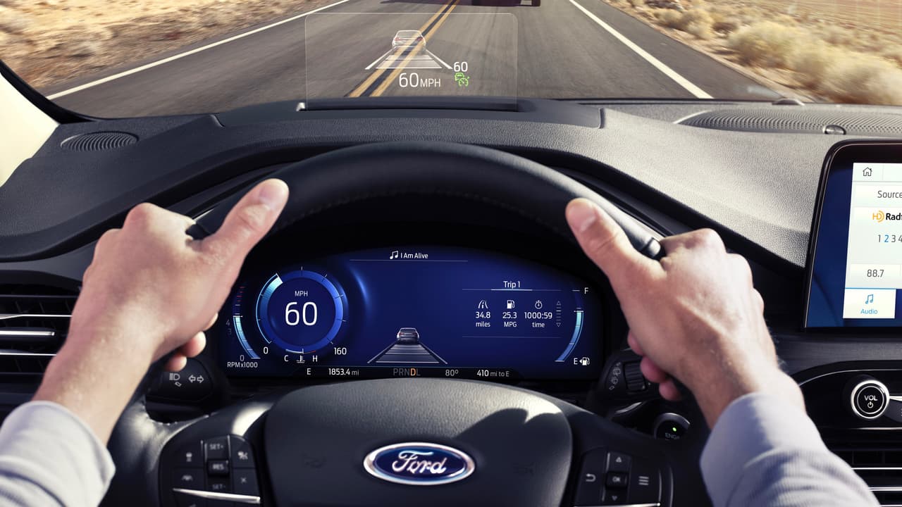 La versión Titanium de la Ford Escape 2020 puede ser equipada con este 
<b>cuadro de instrumentos suplementario proyectado</b> a una pantalla transparente de 6 pulgadas colocada directamente en la línea visual del chofer, el primero en un vehículo Ford comercializado en Estados Unidos. El conductor puede acceder de esta manera a información como velocidad o instrucciones del sistema de navegación sin desviar la mirada del camino.