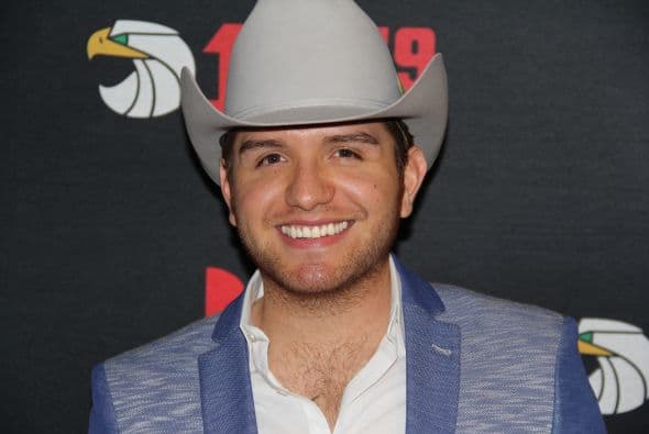 El Dasa no solo deleitó a sus fans con su voz y carisma, también compartió con ellos tomándose fotos antes del concierto. 