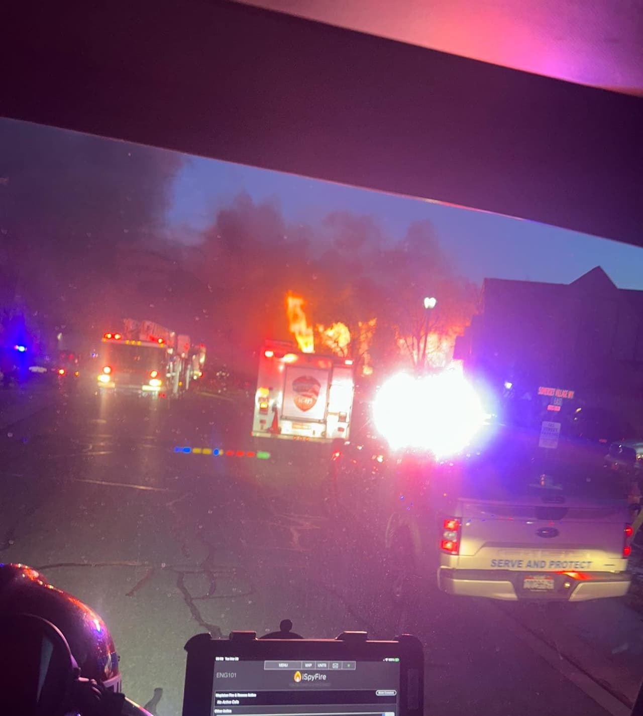 La casa estaba pegada a otra, estilo duplex y el fuego del segundo piso ya comenzaba a quemar el techo del segundo domicilio.