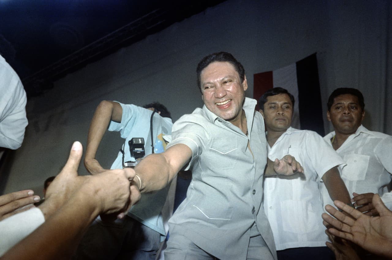 <b>Manuel Antonio Noriega en 1988.</b> Desde su ascenso al poder en 1983, el general Noriega continúa la línea de mando militar que gobernaba al país desde 1968. La democratización del sistema político que exigió Estados Unidos para negociar el Canal de Panamá se diluyó totalmente con la Muerte de Omar Torrijos. El país ya no tenía medios independientes y al asumir Noriega el poder ya era acusado de fraude electoral, corrupción y narcotráfico. El país cayó en una profunda recesión económica y las manifestaciones contra el gobierno fueron brutalmente reprimidas. También se sospechaba su posible implicación en el asesinato de Hugo Spadáfora
<b>, </b>uno de sus adversarios y de haber sido cómplice del asesinato de Omar Torrijos, como parte de un mandato de la CIA.